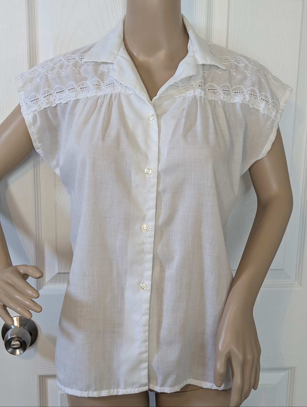 Oui Monique Union Tag Vintage White Button-Front Eyelet Yoke Cap-Sleeve Shirt